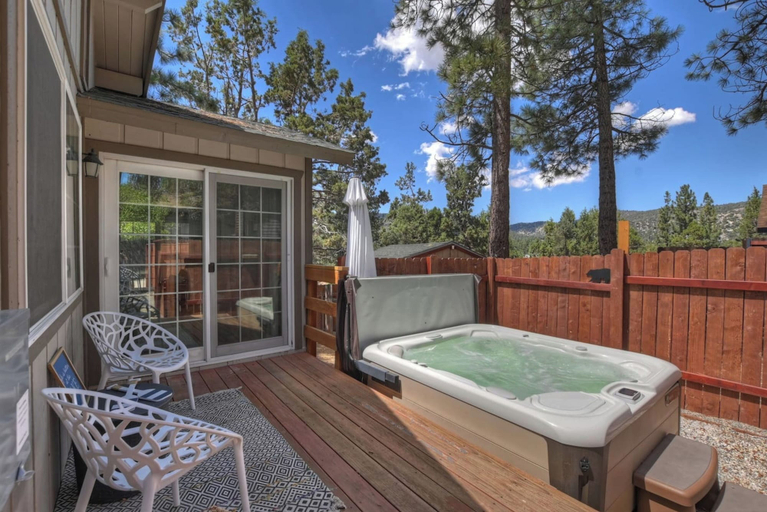 Others 4, Bear Cub Cottage with HotTub & Firepit, San Bernardino