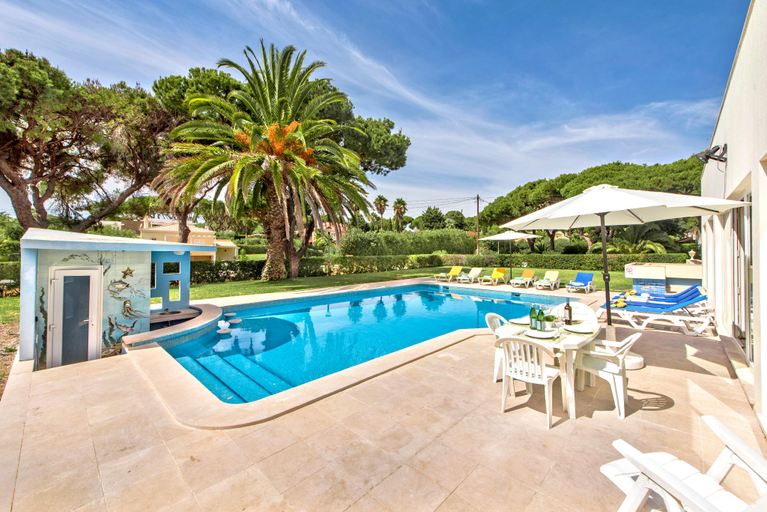 Sport & Beauty 2, A charming, cosy atmosphere greets you at this impressive villa, located in, Loulé