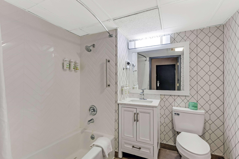 Bathroom 5, The Wander Hotel, A Ramada By Wyndham, Sevier