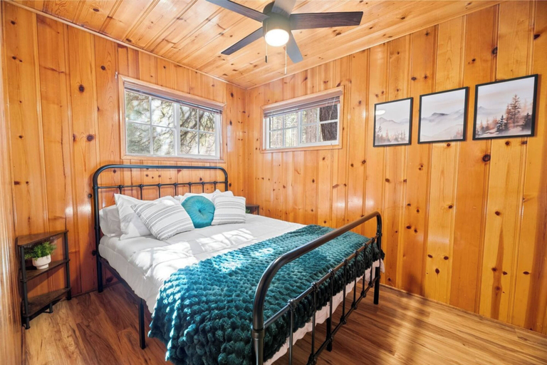 Bedroom 2, Blue Skies- Modern Cabin, San Bernardino