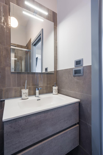 Bathroom 2, Domus Xenia, Napoli