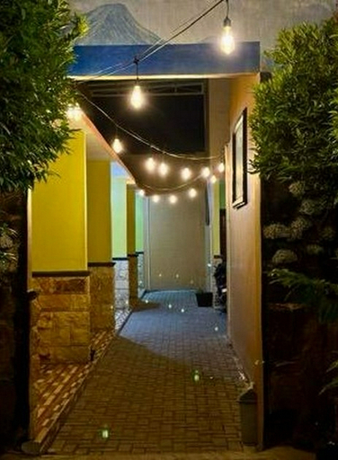 Exterior & Views 2, Sandi Guest House Syariah, Banyuwangi