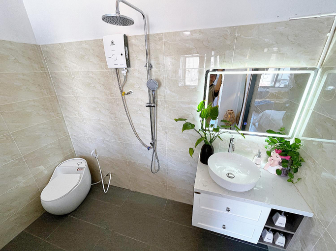 Shower 4, The Cafe Apartments building-6even, District 1