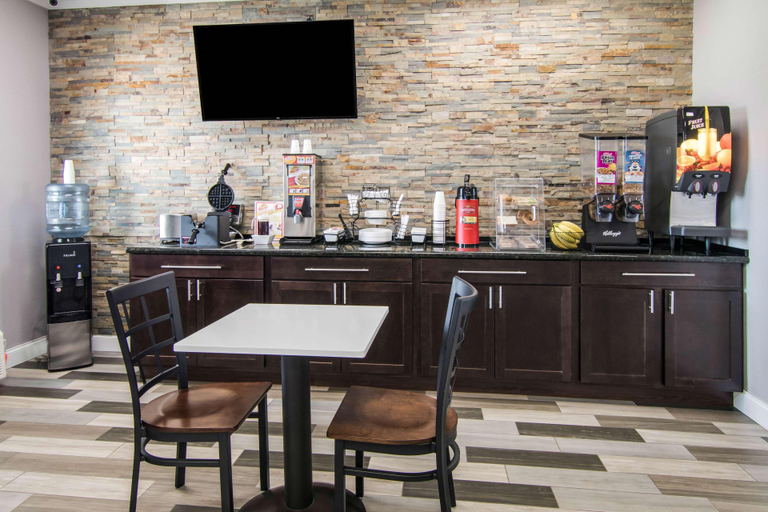 Food & Drinks 5, Super 8 By Wyndham Perry Ga, Houston