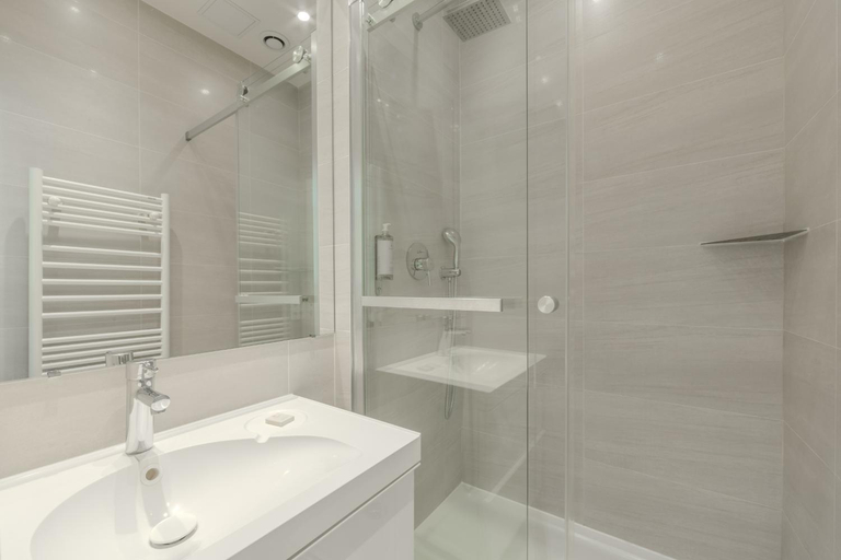 Bathroom 2, Jardin Saint Honore Apartments, Paris