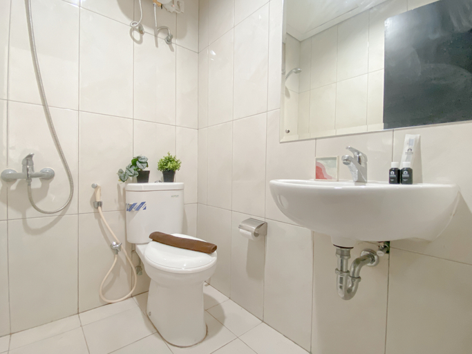 Bathroom 3, Comfortable and Restful 2BR Nifarro Park Apartment By Travelio, South Jakarta