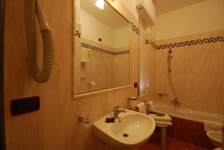 Bathroom 5, Grand Hotel Adriatico, Pescara