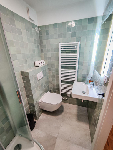 Bathroom 3, Bytovka1962, Plzeň - sever