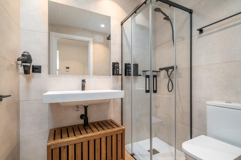 Others 4, Limehome Barcelona Placa Pirineus, Barcelona