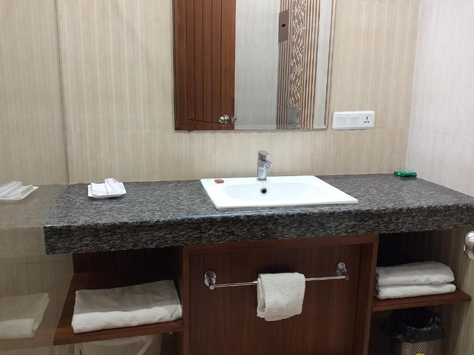 Bathroom 4, The Grand Hotel & Resorts, Shahid Bhagat Singh Nagar