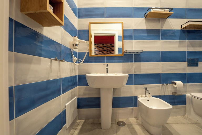 Bathroom 5, H.R. BOUTIQUE PORTO NAPOLI CENTRO by ClaPa Group Dislocated Hospitality, Napoli