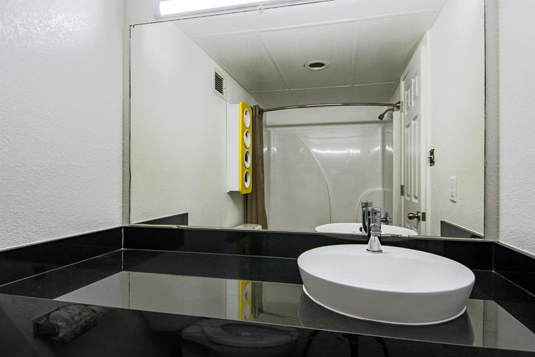 Bathroom 3, Motel 6 Opelousas, LA, Saint Landry