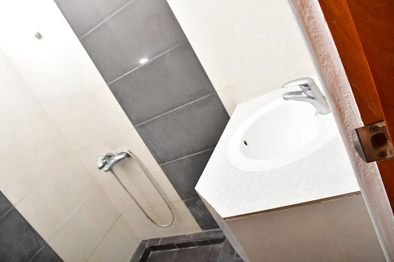 Bathroom 3, Sea Way Hotel, Kuchchaveli