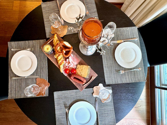 Food & Drinks 5, KITZ DELUXE SUITE 1 & 2 im Zentrum mit eigenem SPA & PARKEN by belle-stay, Kitzbühel