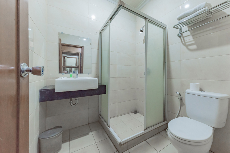 Bathroom 4, Urbanview Hotel Crown Tasikmalaya by RedDoorz, Tasikmalaya