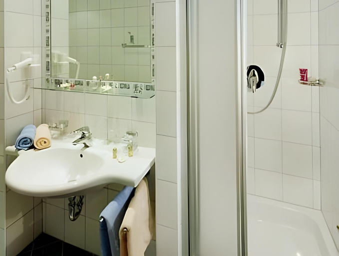 Bathroom 2, Fruhstuckspension Allgau, Landeck