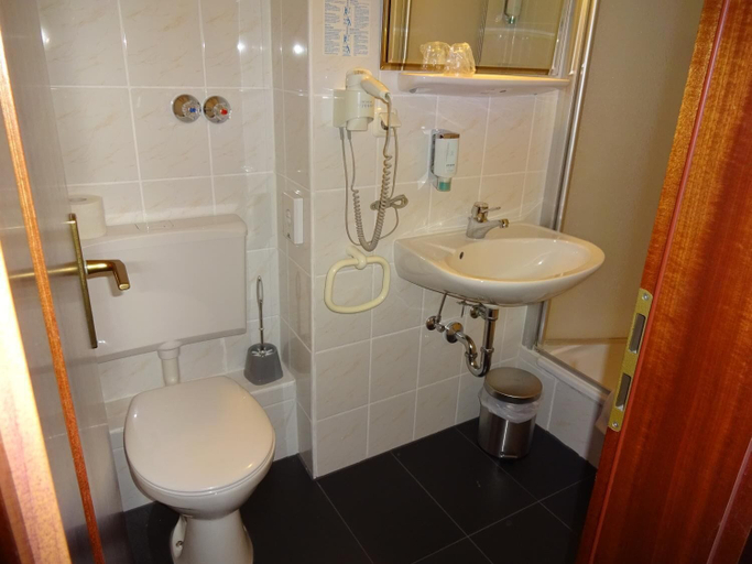 Bathroom 5, Hotel Atlanta Budget, Darmstadt