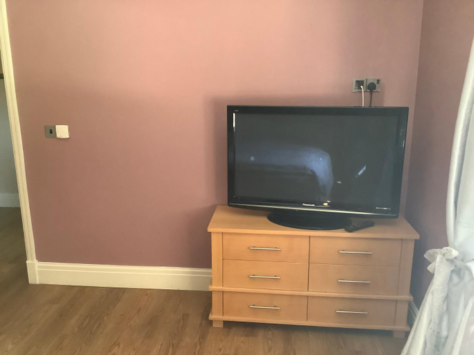 Others 5, Two Bedrooms, One Super King bedroom,plus two single beds plus COT & One Double Bedroom, plus two si, Conwy