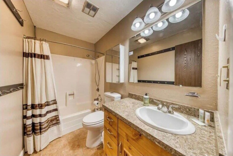 Bathroom 2, Spacious 2BR, 2BA for 6- Kristi, Iron