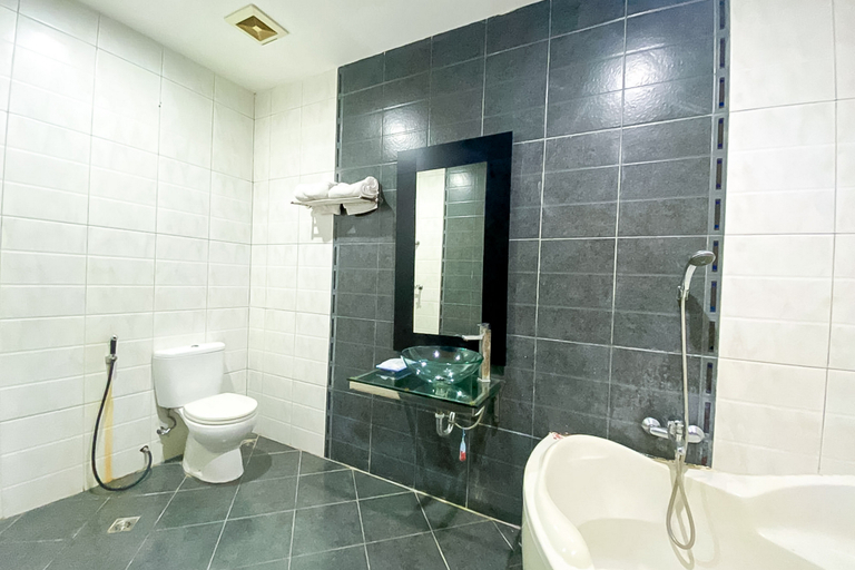 Bathroom 3, Urbanview Hotel Cosmo Jambi, Jambi
