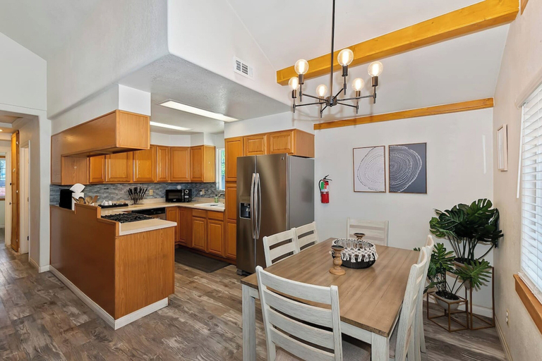 Others 5, Bear Cub Cottage with HotTub & Firepit, San Bernardino