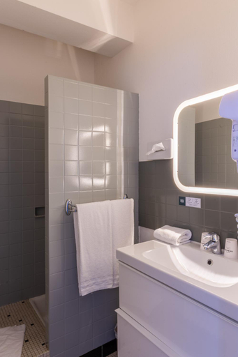 Bathroom 2, Hotel Restaurant Du Chateau, Morbihan