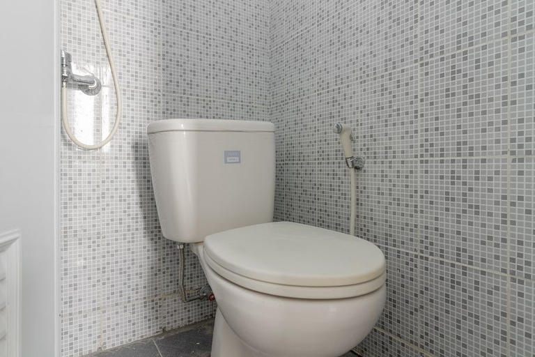 Bathroom 4, RedDoorz Plus near Taman Rasuna Menteng, South Jakarta
