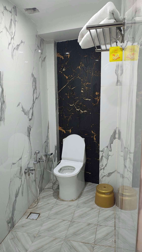Bathroom, VKN Hotel & Resort, Kaushambi