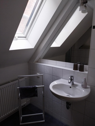 Bathroom 2, Tangermunde Zum S c h m u c k Giebel - Pension & FeWo, Stendal