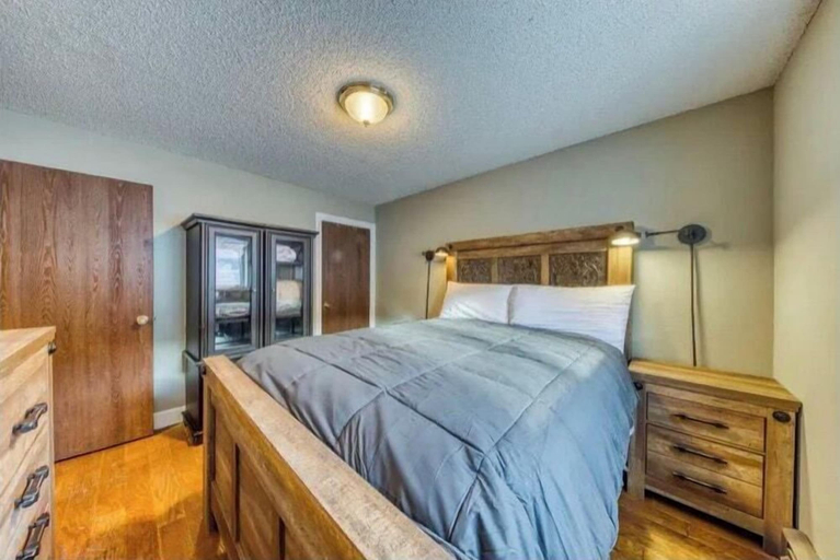 Bedroom 1, Spacious 2BR, 2BA for 6- Kristi, Iron