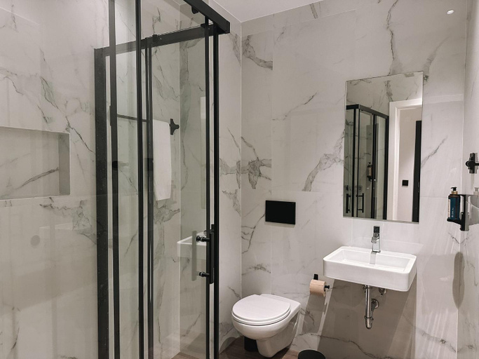 Shower 2, Casa da Calcada, Torres Vedras