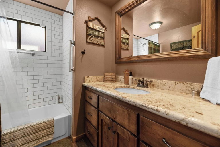 Bathroom, Lakeside Cottage - Charming  Retreat, San Bernardino