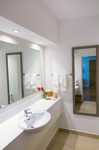 Bathroom 5, Waves Hotel and Spa by Elegant Hotels