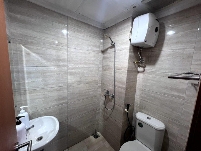 Bathroom 5, Ensroom Apartment at Atlanta Residence Depok, Depok