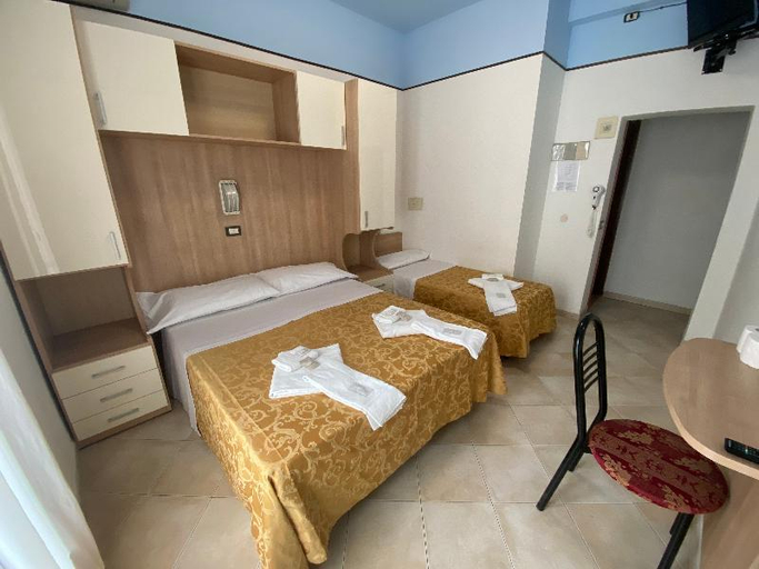Bedroom 4, Hotel Nanni Garni, Rimini