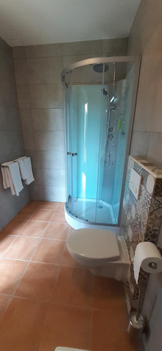 Bathroom 3, Repos chez Margot, Lot