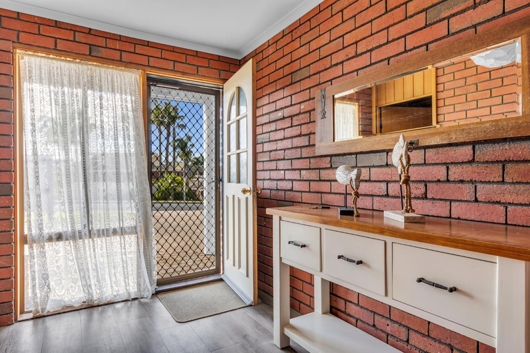 Entrance, Harbour Lights - townside with a pool, Bega Valley