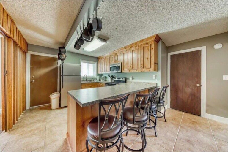 Others 4, Spacious 2BR, 2BA for 6- Kristi, Iron