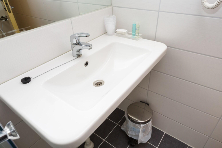 Bathroom 3, Tjeldsundbrua Hotel, Skånland