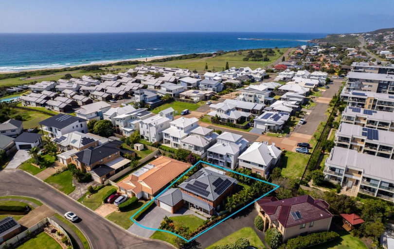 Others 3, Cheerful 4-bedroom family retreat in Caves Beach, Lake Macquarie - North