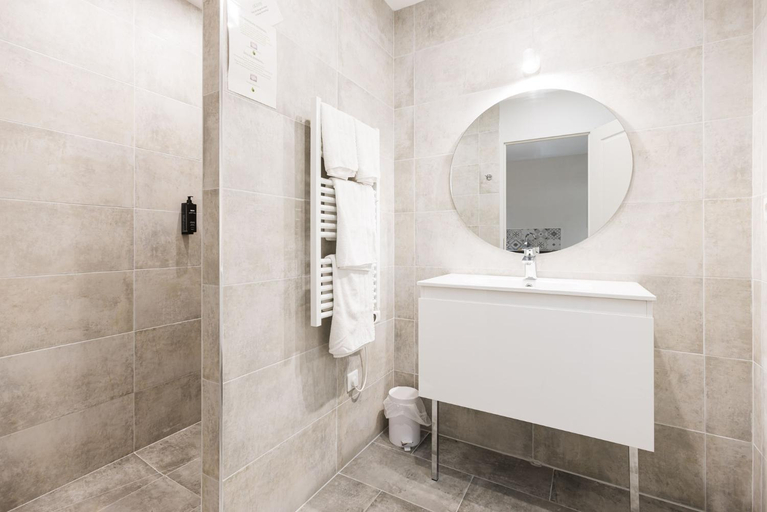Bathroom 3, Le Trefle a Quatre Feuilles, Dordogne