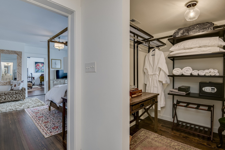 Bathroom 4, Burrell and Flynn's Farm, Aiken