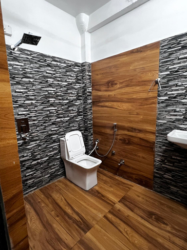 Bathroom 3, Pause, Ujjain