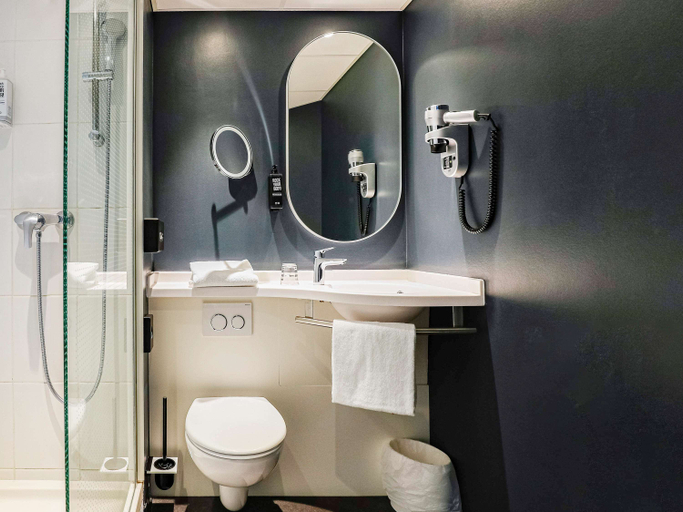 Bathroom 4, ibis Luxembourg Aéroport, Luxembourg
