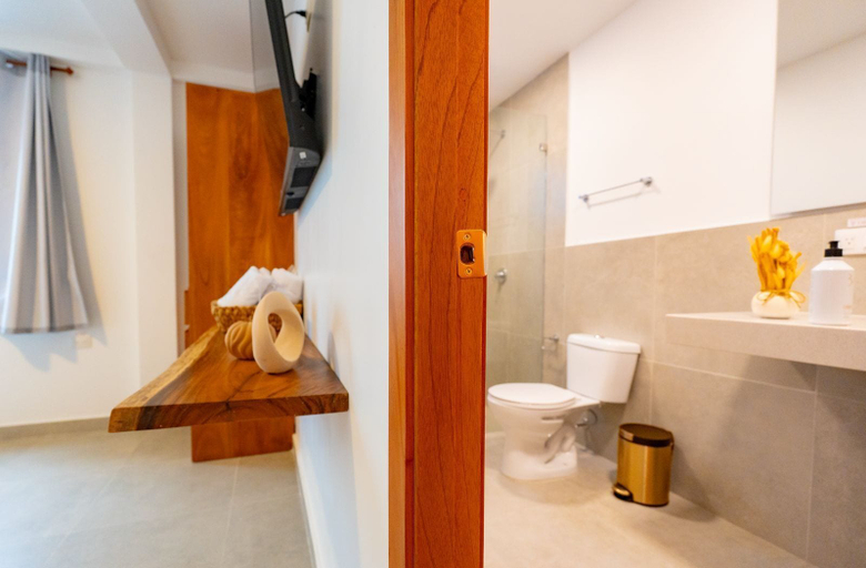 Bathroom 4, El Barranco Galapagos, Santa Cruz