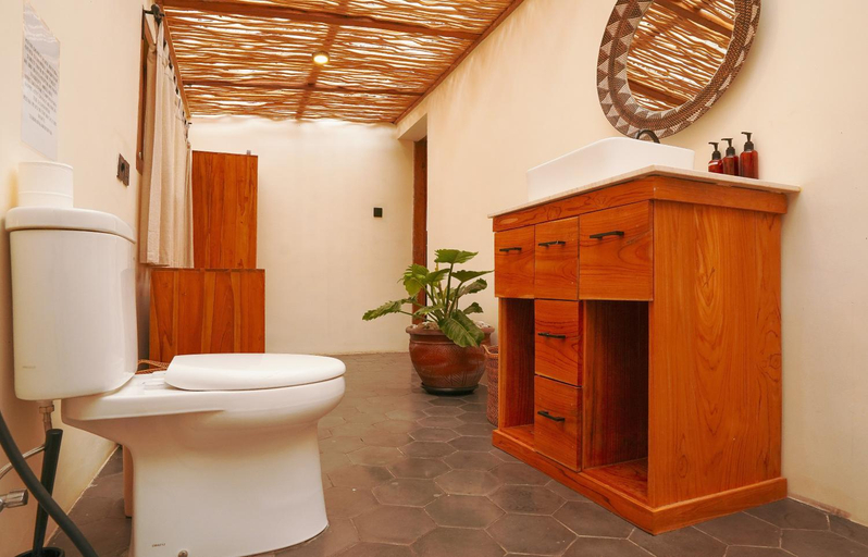 Bathroom 3, Rumah Bambu Gladek Tiga, Badung