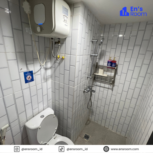 Bathroom, Apartemen Podomoro Golf View by Ensroom, Bogor