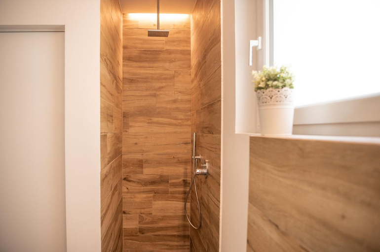 Shower 5, Casa Mally, Ancona
