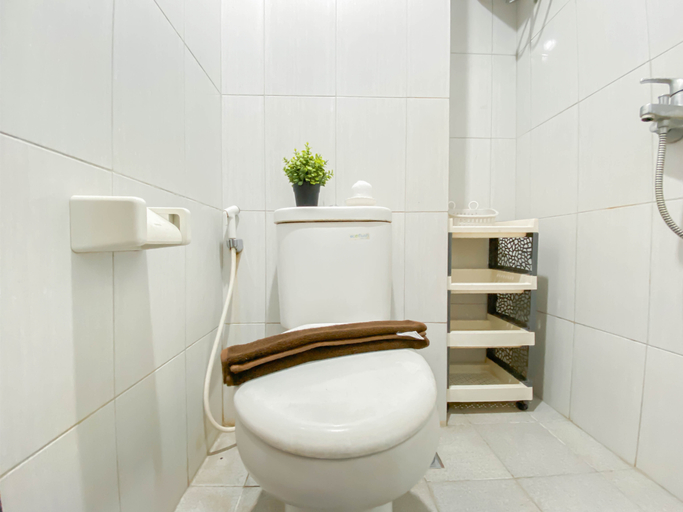 Bathroom 5, Tidy and Restful Studio at Monroe Tower Apartment By Travelio, Cikarang