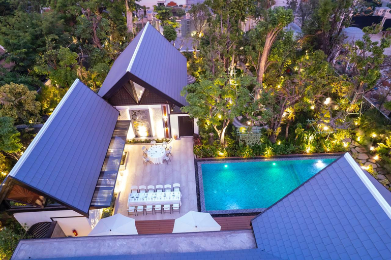Exterior & Views